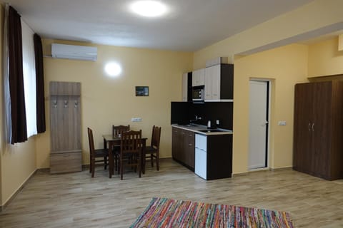 Communal lounge/ TV room, Kitchen or kitchenette, Living room, Dining area
