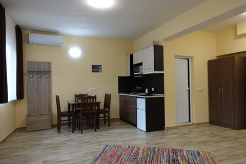 Communal lounge/ TV room, Kitchen or kitchenette, Living room, Seating area, Dining area