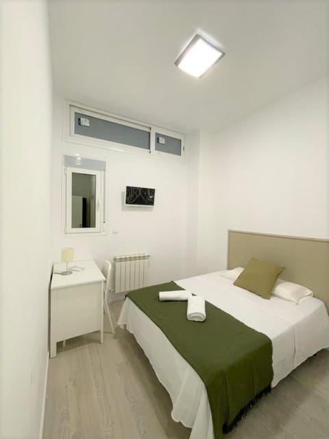 Bed, TV and multimedia, Photo of the whole room, Bedroom, towels, air conditioner