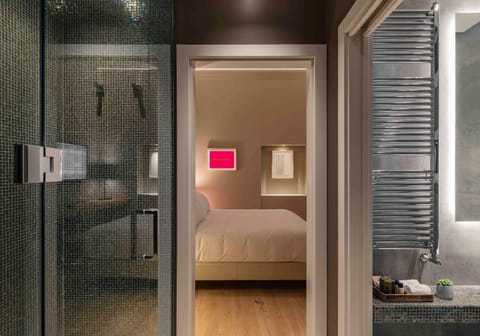 Shower, Bed, Bathroom, Photo of the whole room, Decorative detail, Bedroom, towels