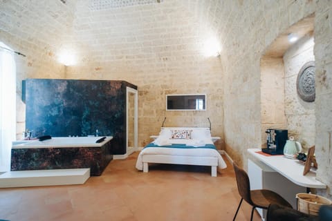 Bed, Hot Tub, Photo of the whole room, Bedroom, towels