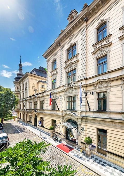 Property building, Restaurant/places to eat, Facade/entrance, Off site, Day, Night, People, Neighbourhood, Bird's eye view, Winter, Summer, View (from property/room), Autumn, City view, Landmark view, Street view, Supermarket/grocery shop, Location, Sunrise, Quiet street view, Parking