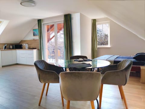Kitchen or kitchenette, Seating area, Meals