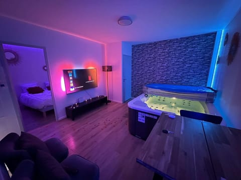 Communal lounge/ TV room, Hot Tub, TV and multimedia