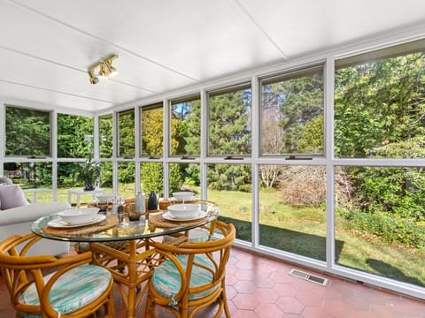 Seating area, Dining area, Garden view