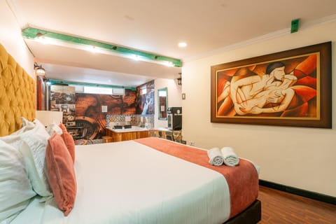 Bed, Hot Tub, Photo of the whole room, Bedroom