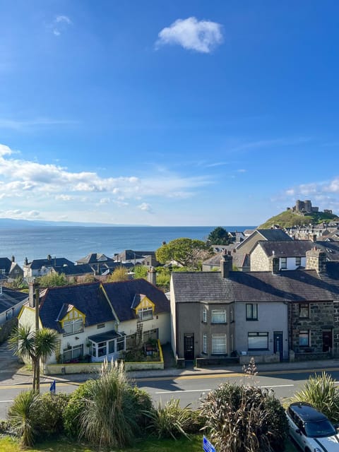 Romantic Chapel Retreat in Snowdonia - Sea Views & Serenity Apartment in Criccieth