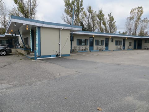 Facade/entrance, Area and facilities