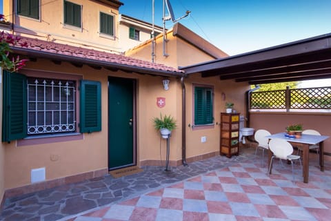 Property building, Patio, Facade/entrance