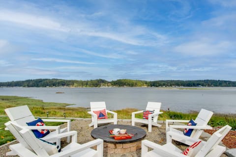Waterfront Allyn Home with Fire Pit and 2 Kayaks! House in Allyn-Grapeview