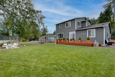 Waterfront Allyn Home with Fire Pit and 2 Kayaks! House in Allyn-Grapeview