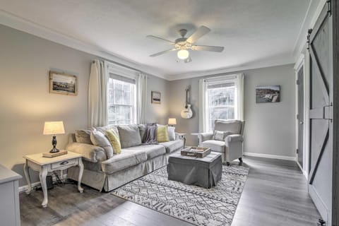 Stylish Fort Payne Retreat Hike and Rock Climb House in Alabama