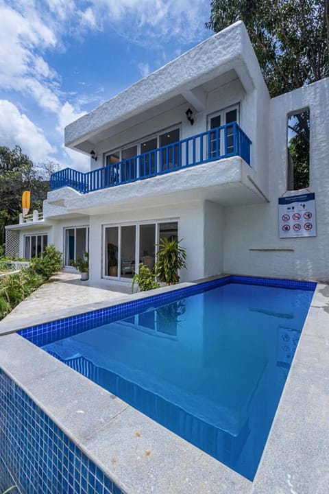 Property building, Patio, Day, Pool view, Swimming pool, sunbed