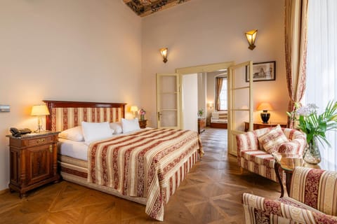 Bed, TV and multimedia, Living room, Photo of the whole room, Seating area, Bedroom