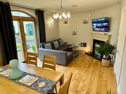 Communal lounge/ TV room, TV and multimedia, Living room, Seating area, Dining area, Evening entertainment