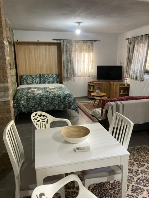 Bed, TV and multimedia, Dining area, Bedroom