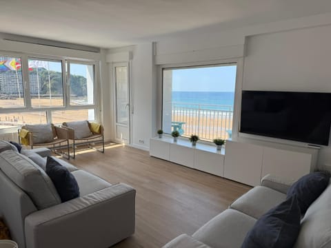 Communal lounge/ TV room, Natural landscape, TV and multimedia, View (from property/room), Balcony/Terrace, Living room, Seating area, Beach, Evening entertainment, Sea view
