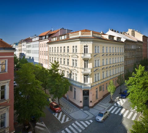 Facade/entrance, City view, Street view