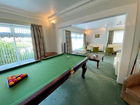 Billiard, Lounge or bar, Seating area