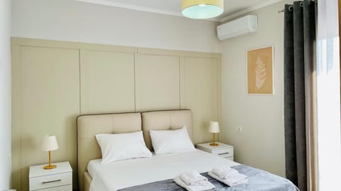 Bed, Photo of the whole room, Bedroom, towels, air conditioner