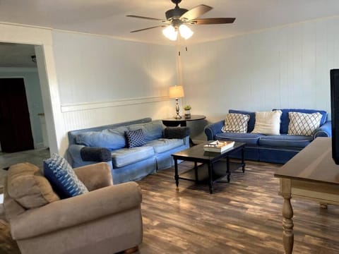 Tucked Away Newly Renovated 2 Bedroom/ 1 Bath Sleeps 8 House in Beaufort