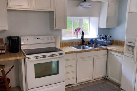 Tucked Away Newly Renovated 2 Bedroom/ 1 Bath Sleeps 8 House in Beaufort