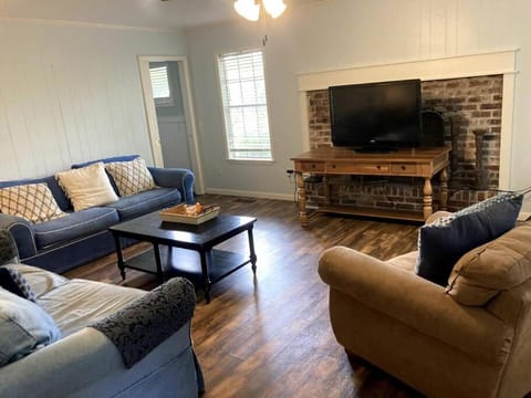 Tucked Away Newly Renovated 2 Bedroom/ 1 Bath Sleeps 8 House in Beaufort