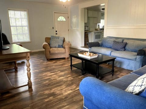 Tucked Away Newly Renovated 2 Bedroom/ 1 Bath Sleeps 8 House in Beaufort