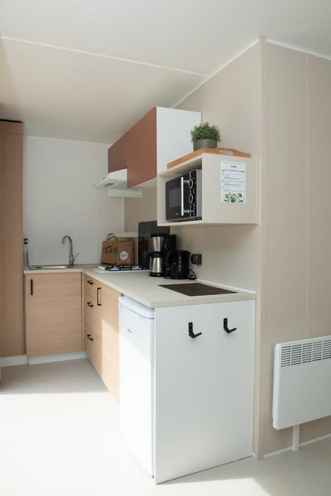 Kitchen or kitchenette, kitchen