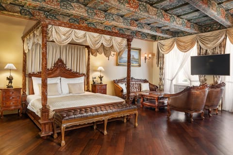 Communal lounge/ TV room, Bed, TV and multimedia, Living room, Seating area, Bedroom