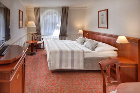 Bed, Day, Photo of the whole room, Bedroom, On site, Garden view, Inner courtyard view