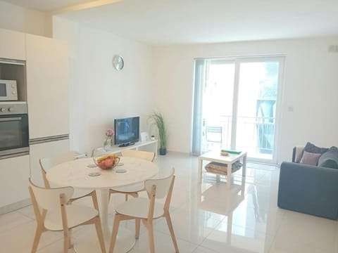 Kitchen or kitchenette, Living room, Seating area, Dining area