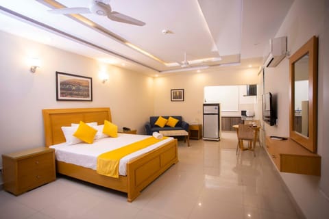 Bed, TV and multimedia, Kitchen or kitchenette, Photo of the whole room, Seating area, Bedroom, microwave, air conditioner