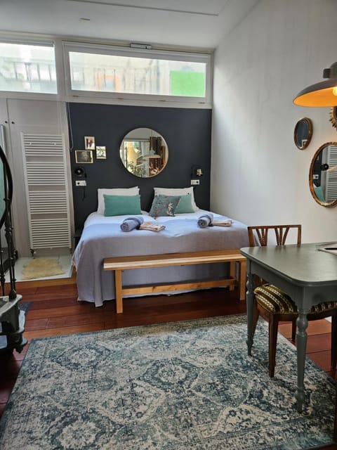 Bed, Photo of the whole room, Seating area