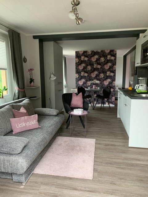 Kitchen or kitchenette, Seating area