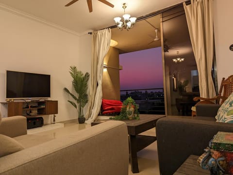 TV and multimedia, Living room, Seating area, Evening entertainment