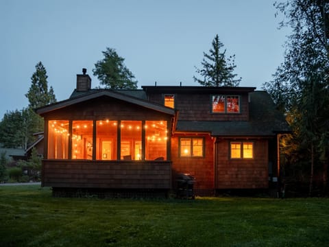 On the River Wooded Bliss Cabin near Loloma Cabin in McKenzie River