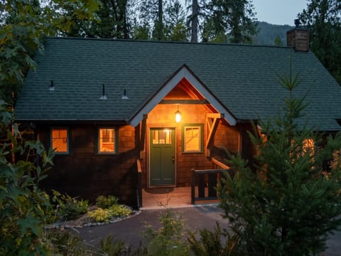 On the River Wooded Bliss Cabin near Loloma Cabin in McKenzie River