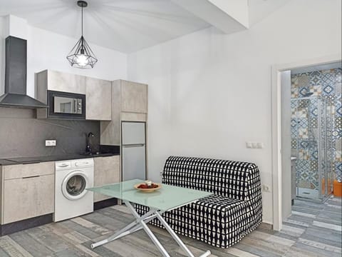 Kitchen or kitchenette, Living room, Seating area, Dining area