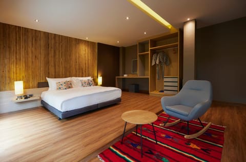 Bed, Living room, Photo of the whole room, Seating area, Bedroom