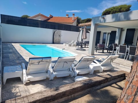 Patio, Swimming pool, Swimming pool