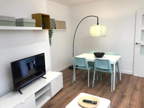 Communal lounge/ TV room, TV and multimedia, Living room, Seating area, Dining area