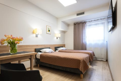 Bed, TV and multimedia, Bedroom