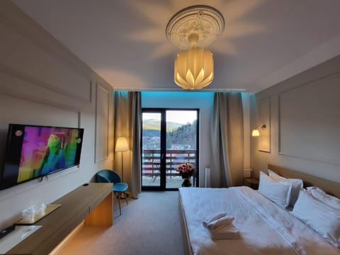 Bed, TV and multimedia, Photo of the whole room, Bedroom