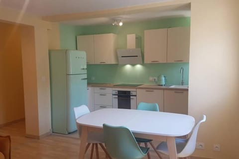 ''Palais du Lac'', SMEG VERT d'eau Apartment in Évian-les-Bains