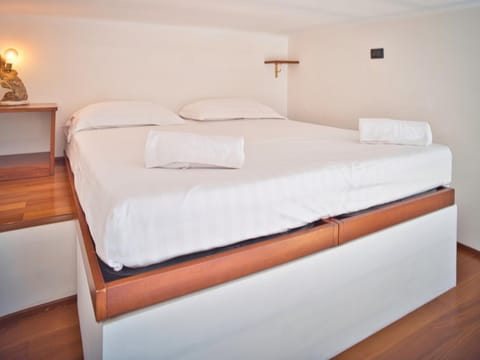 Bed, bunk bed