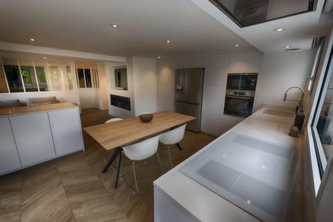 Kitchen or kitchenette, Dining area, dishwasher, microwave, oven, stove, washing machine