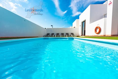 Day, Pool view, Swimming pool, sunbed