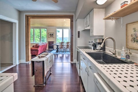 Pet-Friendly Austin Home with Deck, Yard, and Views! House in Lake Austin