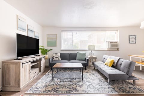 Georgetown Villas 1-1b Close to Cleveland Airport and the Rocky River Valley Apartment in Cleveland Heights